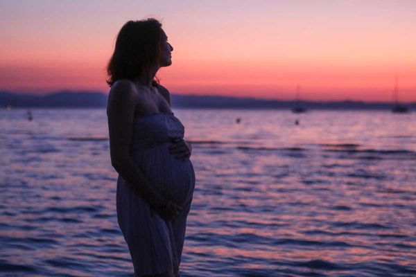 photo-femme-enceinte-grossesse-plage-lever-soleil-hyeres-saint-maximin